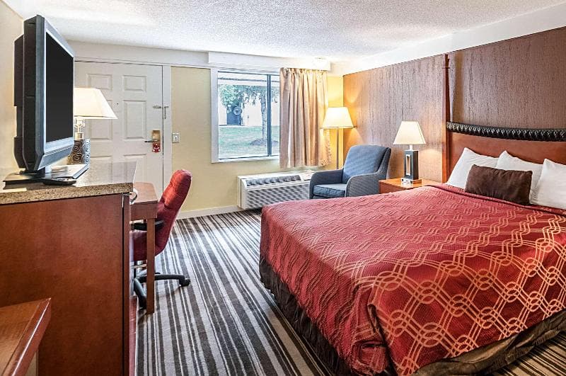 Econo Lodge 4