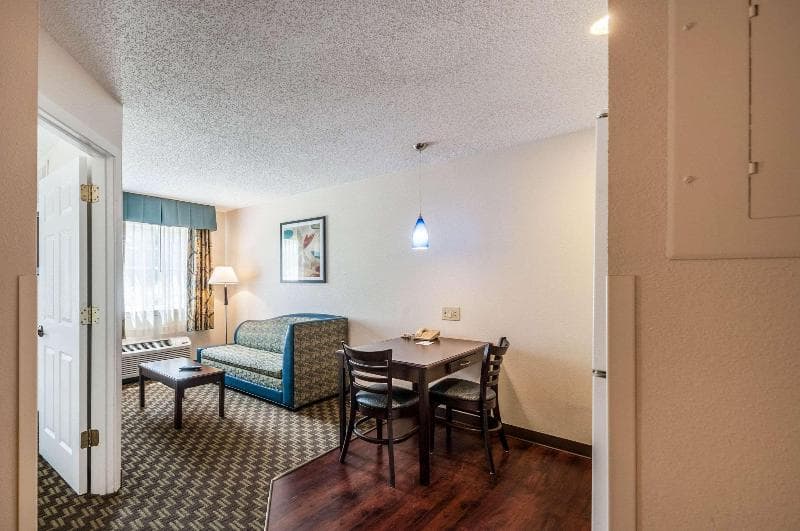 Mainstay Suites 4