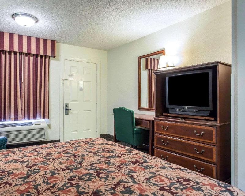 Red Roof Inn & Suites Cornelius - Lake Norman 2