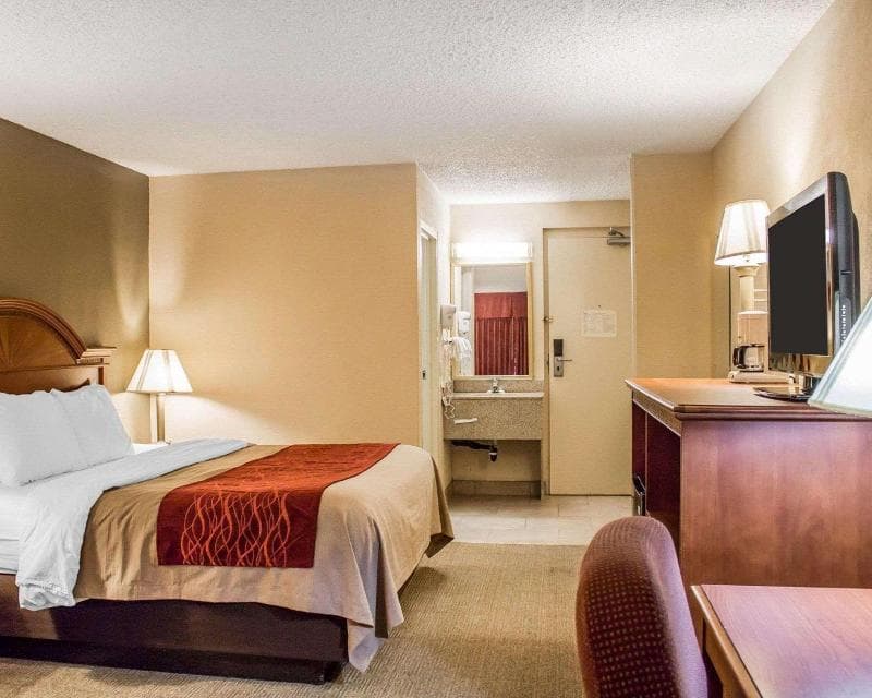 Rodeway Inn Huron 4