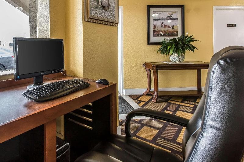 Econo Lodge Byron / Old Macon Rd 1