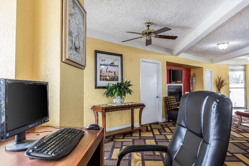 Econo Lodge Byron / Old Macon Rd 3