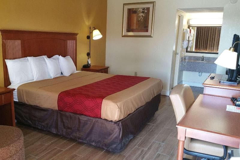 Econo Lodge Byron / Old Macon Rd 2