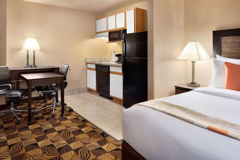 Hawthorn Suites By Wyndham Oak Creek/Milwaukee Airport 4