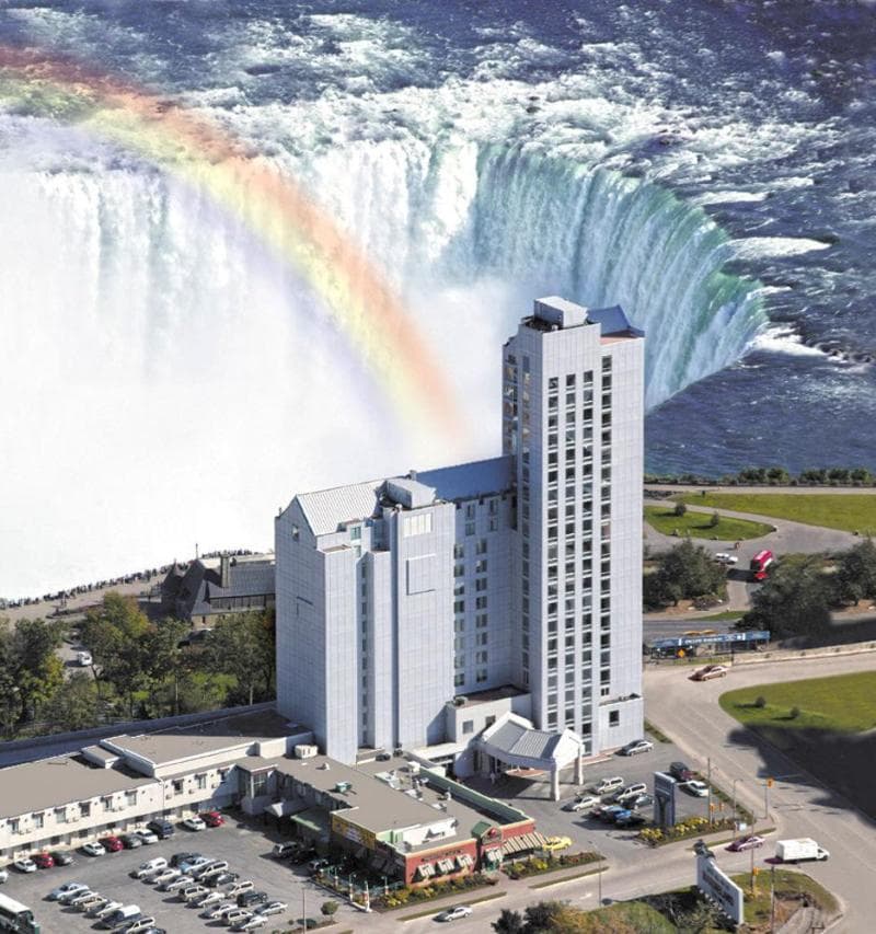 The Oakes Hotel Overlooking the Falls 2