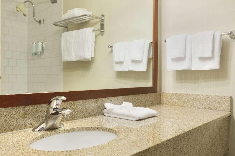 Ramada By Wyndham Belleville Harbourview Conference Centre 3