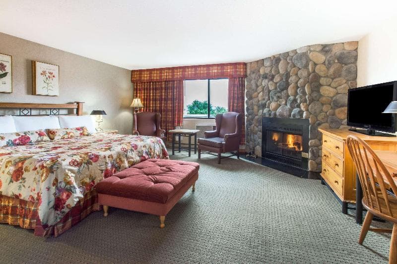 Ramada by Wyndham Kelowna Hotel & Conference Center 2