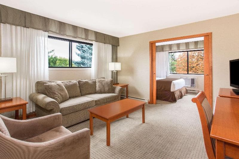 Ramada by Wyndham Kelowna Hotel & Conference Center 5