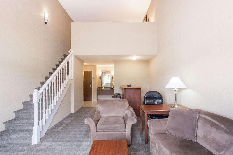 Ramada by Wyndham Kelowna Hotel & Conference Center 4