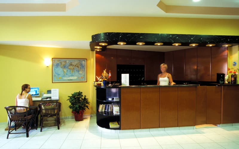 Louvre Hotel 3
