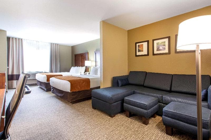 Comfort Suites Johnson Creek Conference Center 5