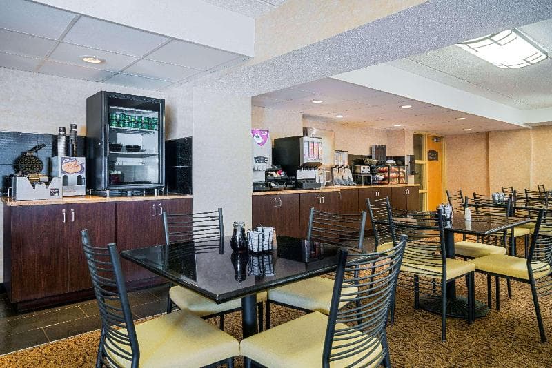 Ramada By Wyndham Plymouth Hotel & Conference Center 3