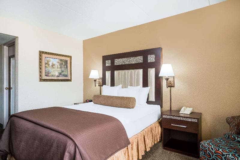 Ramada By Wyndham Plymouth Hotel & Conference Center 4