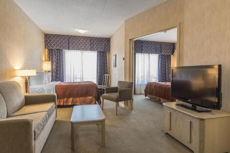 Quality Suites Whitby 5