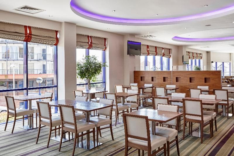 Holiday Inn Express London - Newbury Park main