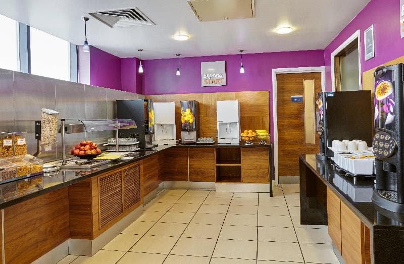 Holiday Inn Express London - Newbury Park photo 1