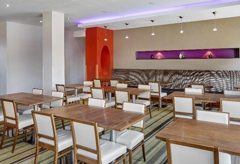 Holiday Inn Express London - Newbury Park 5