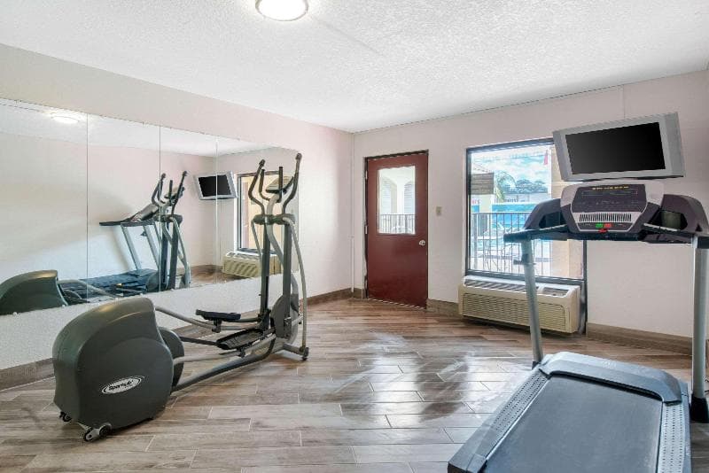 Clarion Inn & Suites Kissimmee-Lake Buena Vista South 2