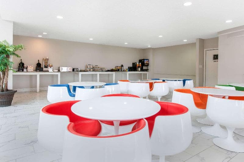 Clarion Inn & Suites Kissimmee-Lake Buena Vista South 3