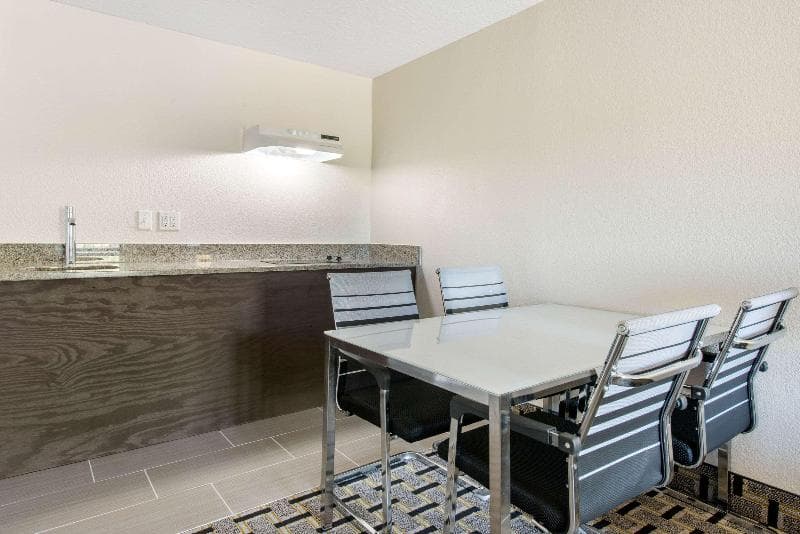 Clarion Inn & Suites Kissimmee-Lake Buena Vista South 4