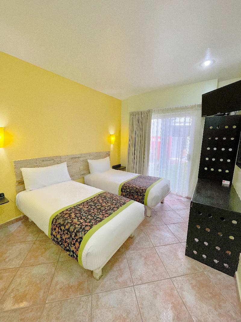 Seven Crown Express & Suites 3