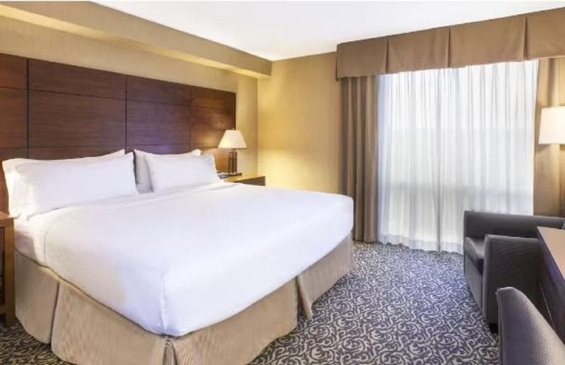 Holiday Inn National Airport 3