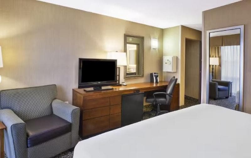 Holiday Inn National Airport 4