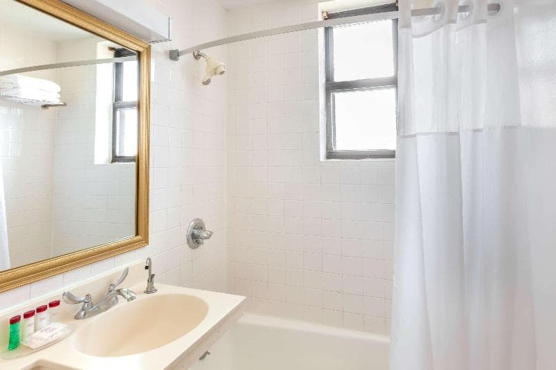 Ramada by Wyndham Jersey City 3