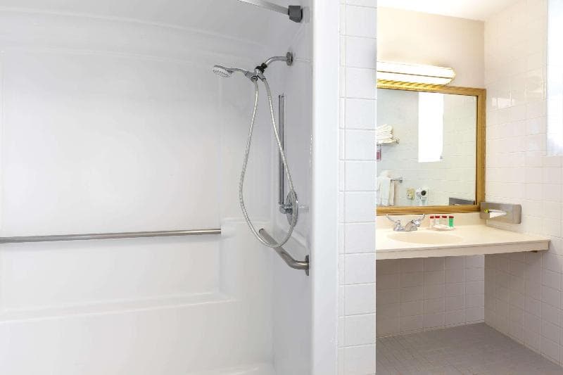 Ramada by Wyndham Jersey City 5