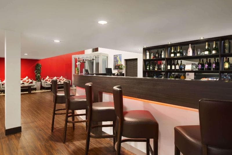 Ramada By Wyndham Oxford 4