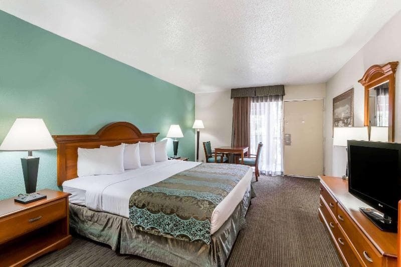 Baymont By Wyndham Sarasota 3