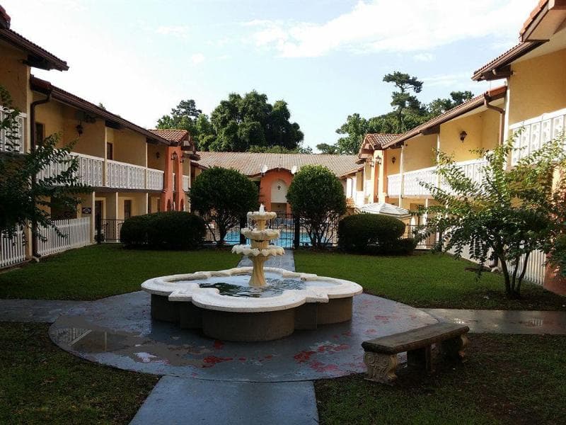 La Casa Inn & Suites main