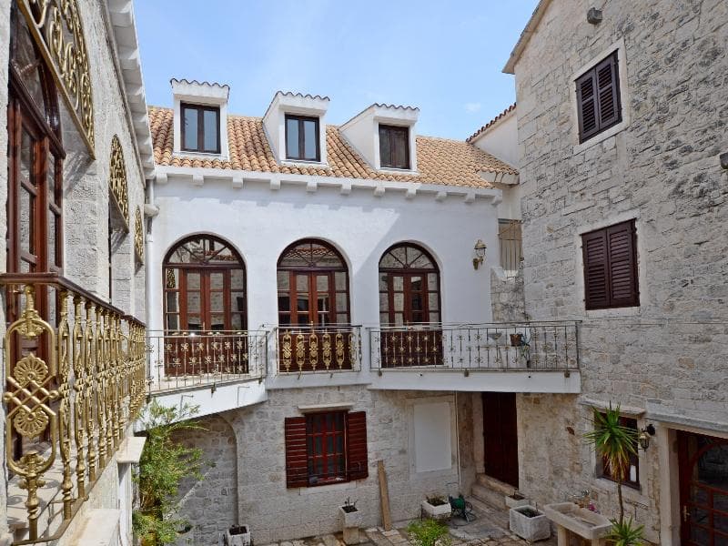 Palace Derossi 2