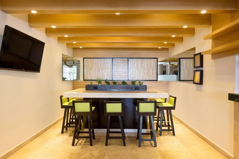 Courtyard By Marriott Cancun Airport 4