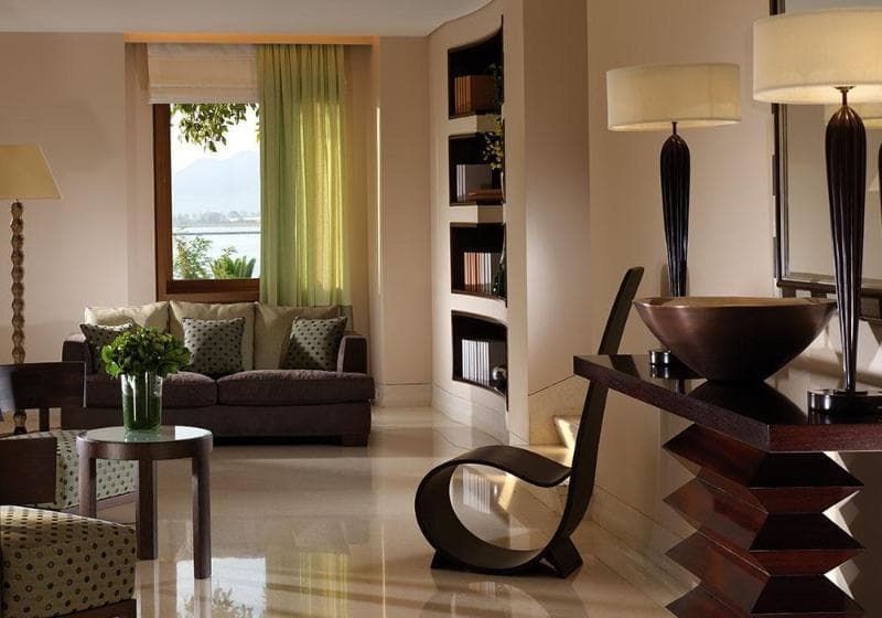 Amphitryon Hotel 5