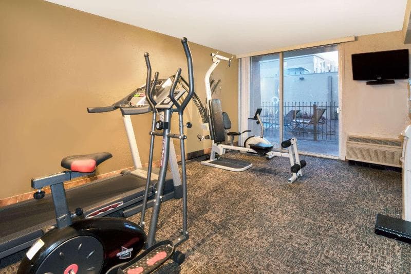 Ramada by Wyndham Austin South 3