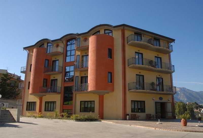 La Collina main