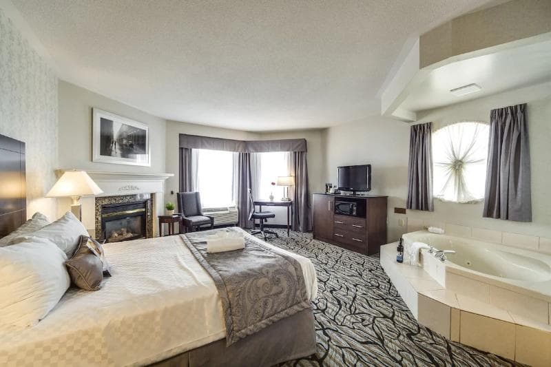 Monte Carlo Inn Oakville Suites 4