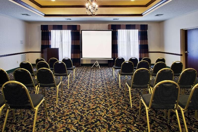 La Quinta Inn & Suites by Wyndham Tampa Central 3