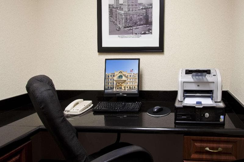 La Quinta Inn & Suites by Wyndham Tampa Central 5