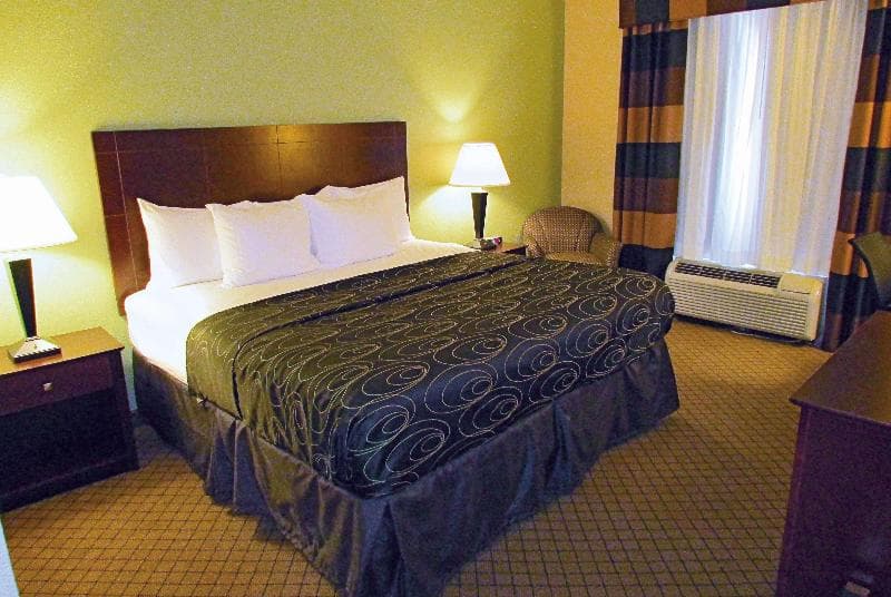 La Quinta Inn & Suites by Wyndham Tampa Central 4