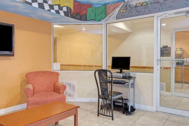 Super 8 By Wyndham Daytona Beach photo 1