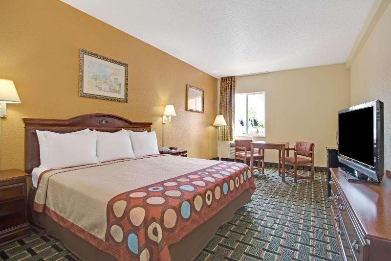 Super 8 By Wyndham Daytona Beach 2