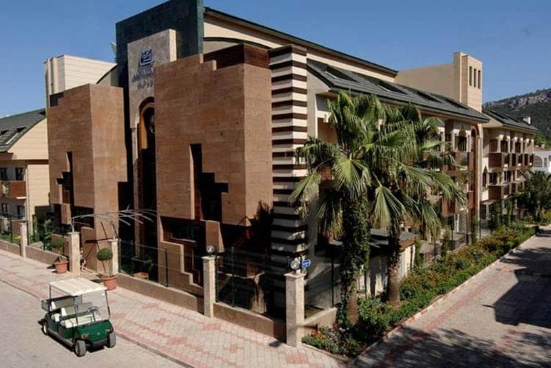Ambassador Plaza Hotel 3