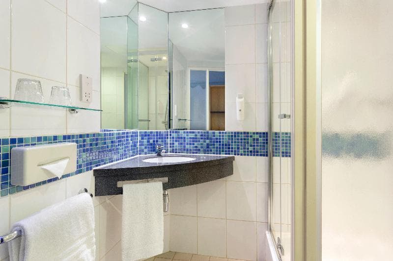 Holiday Inn Express Cheltenham Town Centre 2