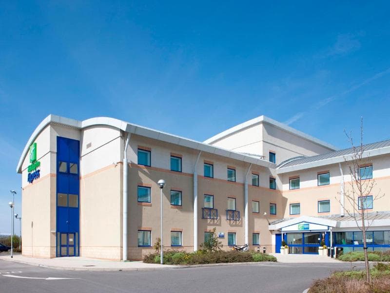 Holiday Inn Express Cardiff Airport 3