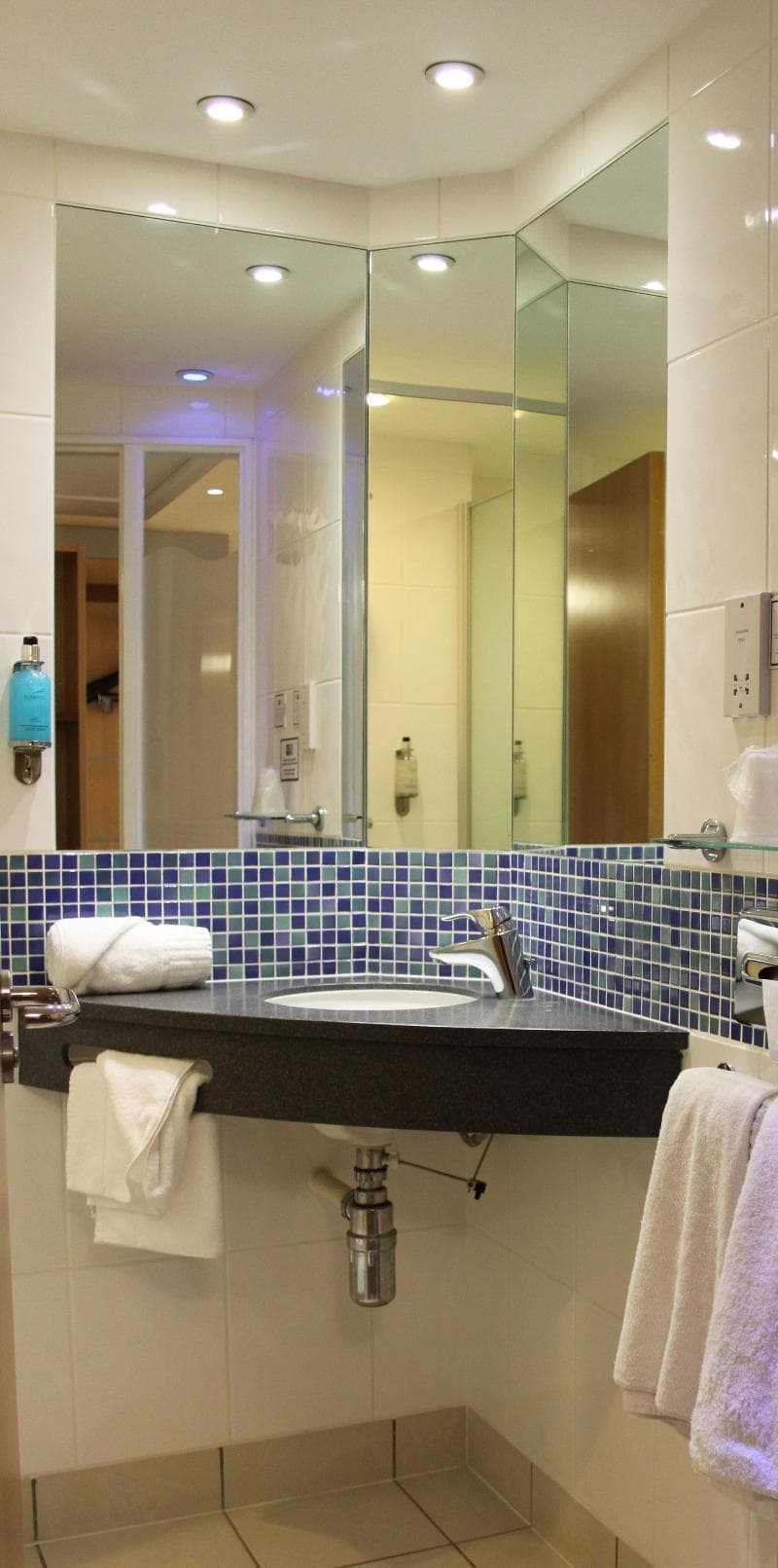 Holiday Inn Express Cardiff Airport photo 1