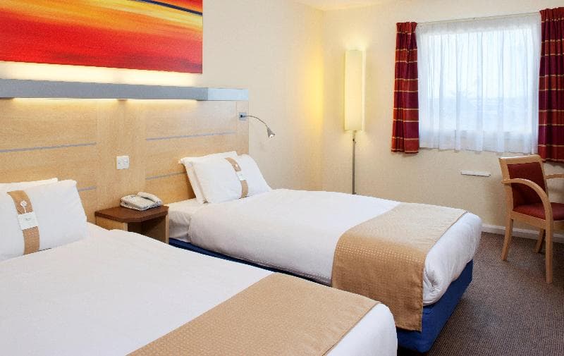 Holiday Inn Express Cardiff Airport 4
