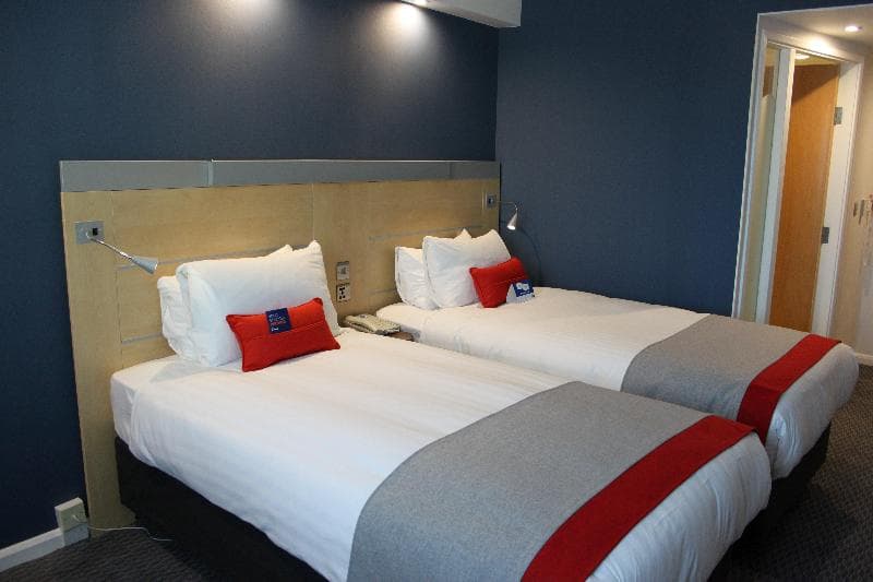 Holiday Inn Express Cardiff Airport 5