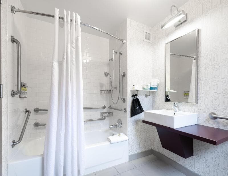 Hotel Cass - A Holiday Inn Express at Magnificent Mile 4